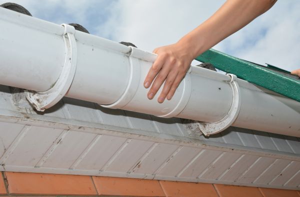 Gutter Reattachment in Tucker