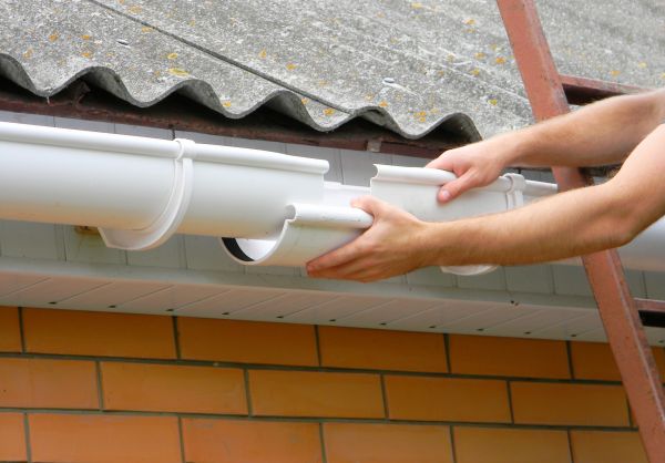 Gutter Hanging in Tucker